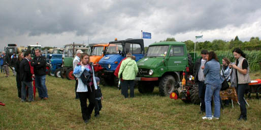 Keine Angst vor widrigen Wetterbedingungen: Die Besucher kamen trotzdem zum Schleppertreffen, um die Landmaschinen zu bestaunen. Foto: Nicole Jost